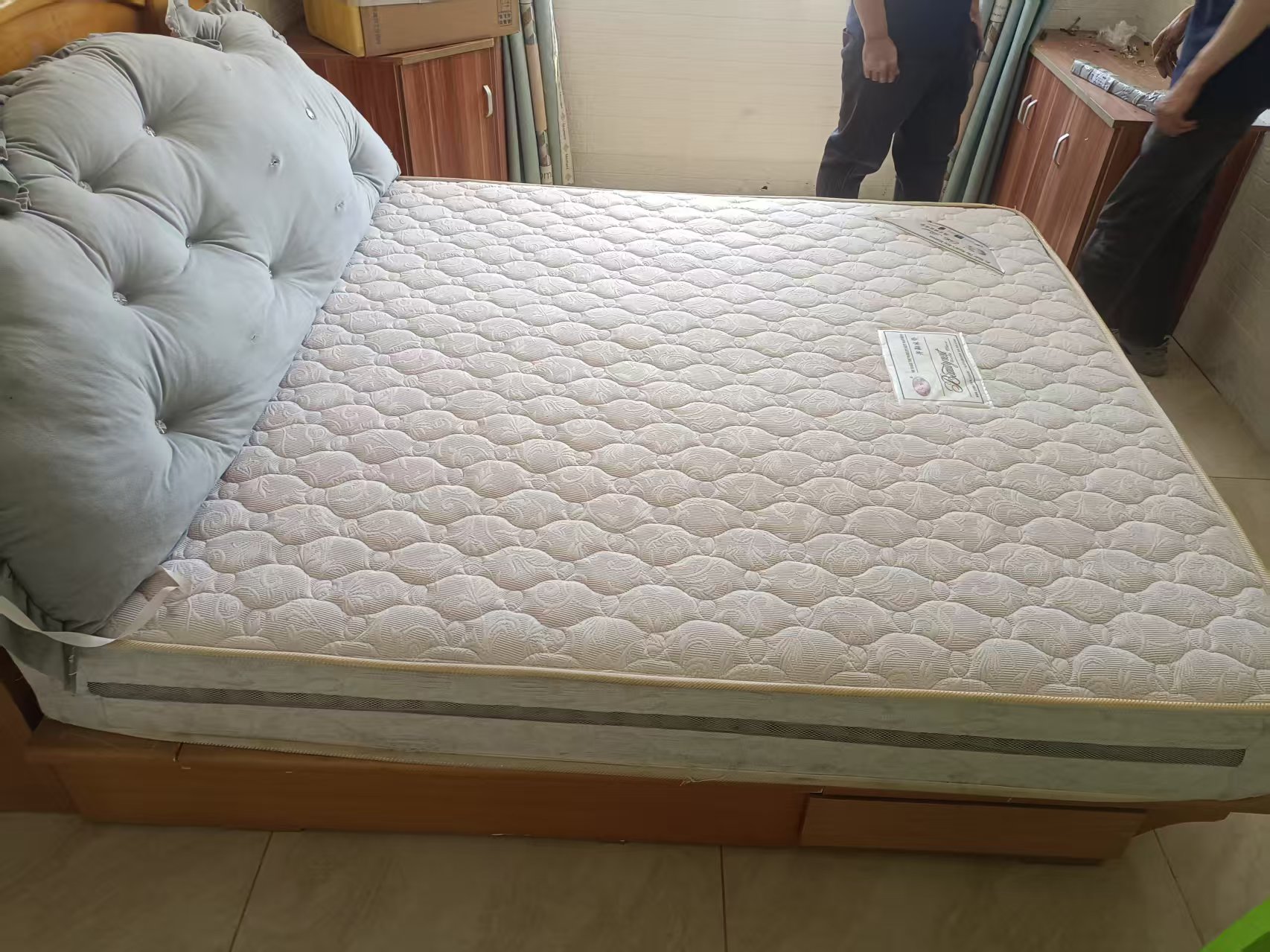 出售个二手1.8m*2m床+床垫