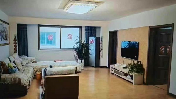 怡园小区框架2楼边户，129.5平，72.8万 三室两厅，地暖精装短住