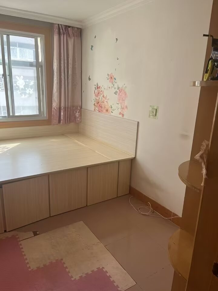 700出租华冠小区3楼半年起租