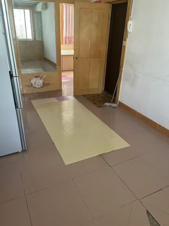 700出租华冠小区3楼半年起租