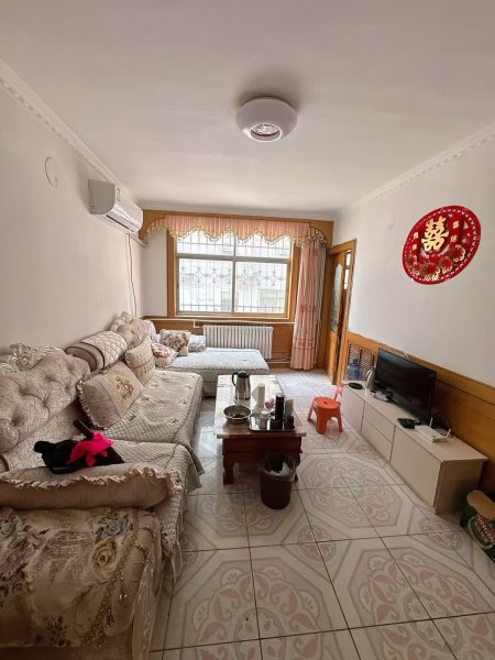 兴东小区1楼80平，3室精致装修，双气齐全。