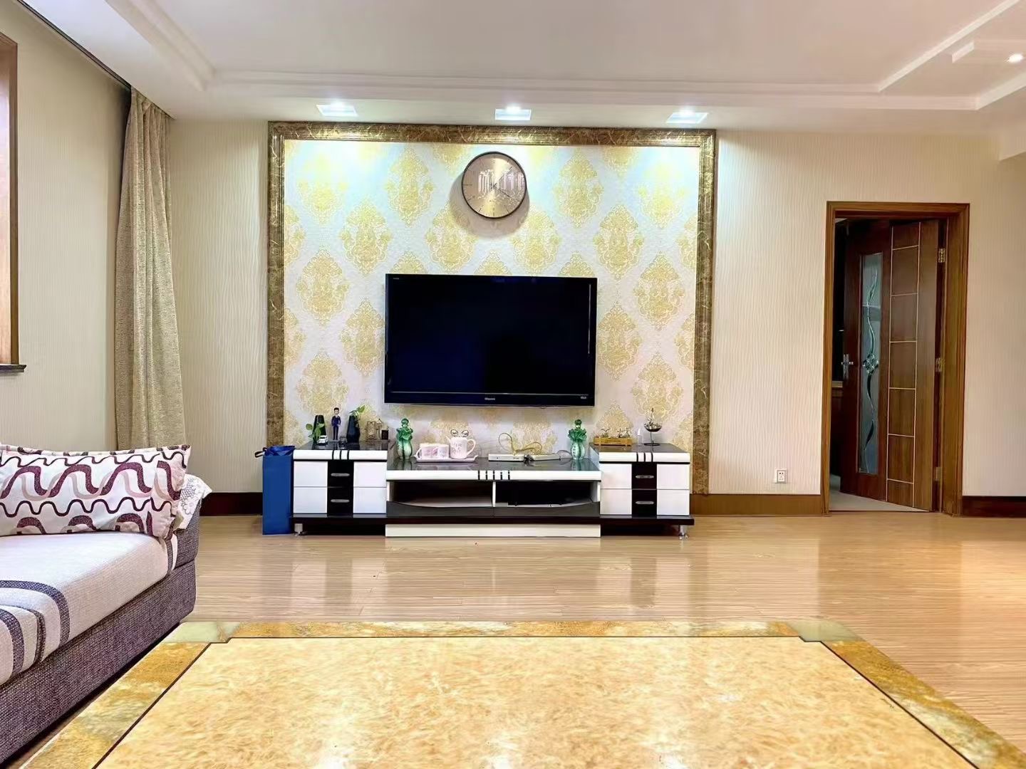 金泰小区4楼东边户，全明户型精装双气，家具家电齐全