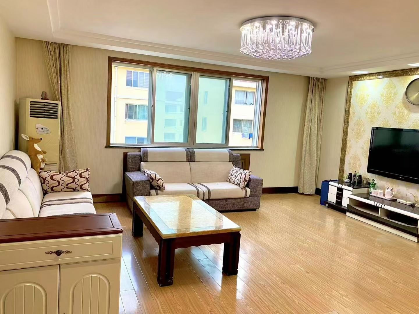 金泰小区4楼东边户，全明户型精装双气，家具家电齐全