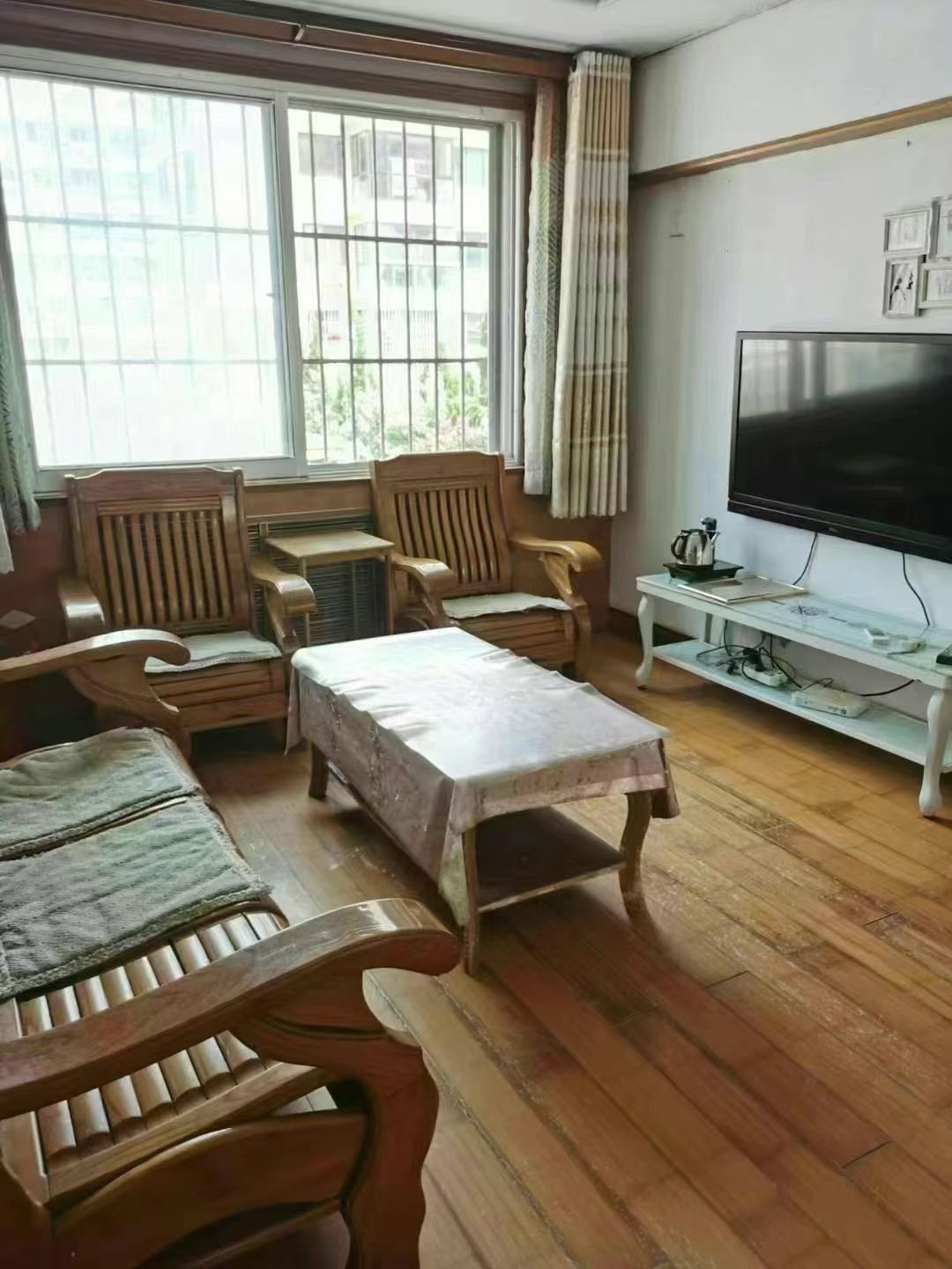 光明小区1楼74平边户两室1100元