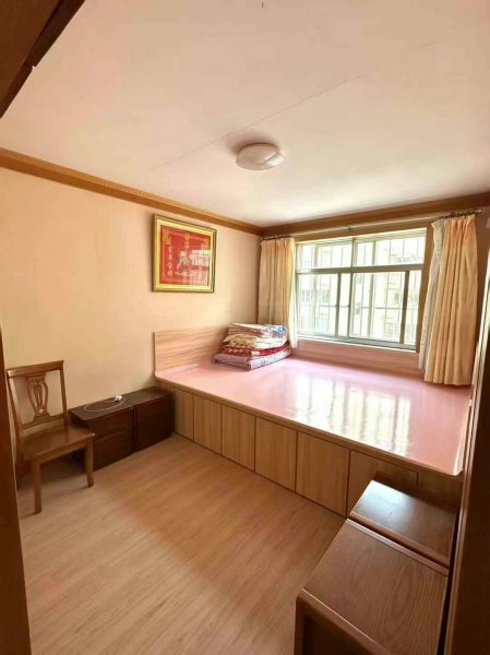 城东一区，2楼，125平，76万，三室两卫