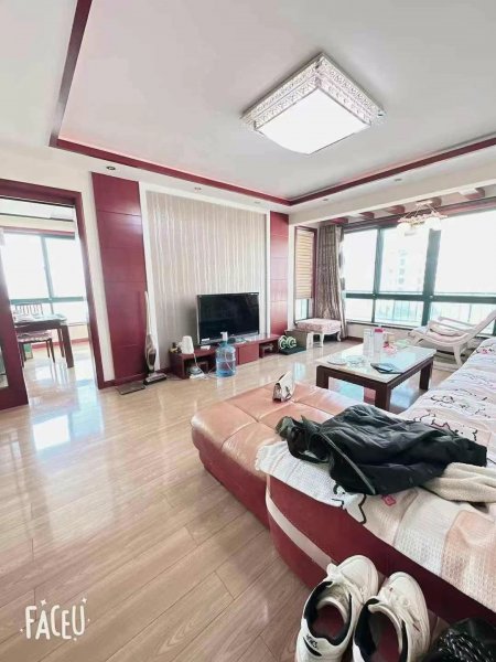香格里拉一区，5楼非顶 105平，52.8万，精装短住，三室两厅，框架地暖