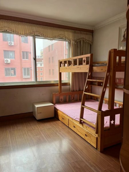 出租西城华府家家悦北2楼边户，81平三室一厅，双气齐全，家里干净板正，月租900元