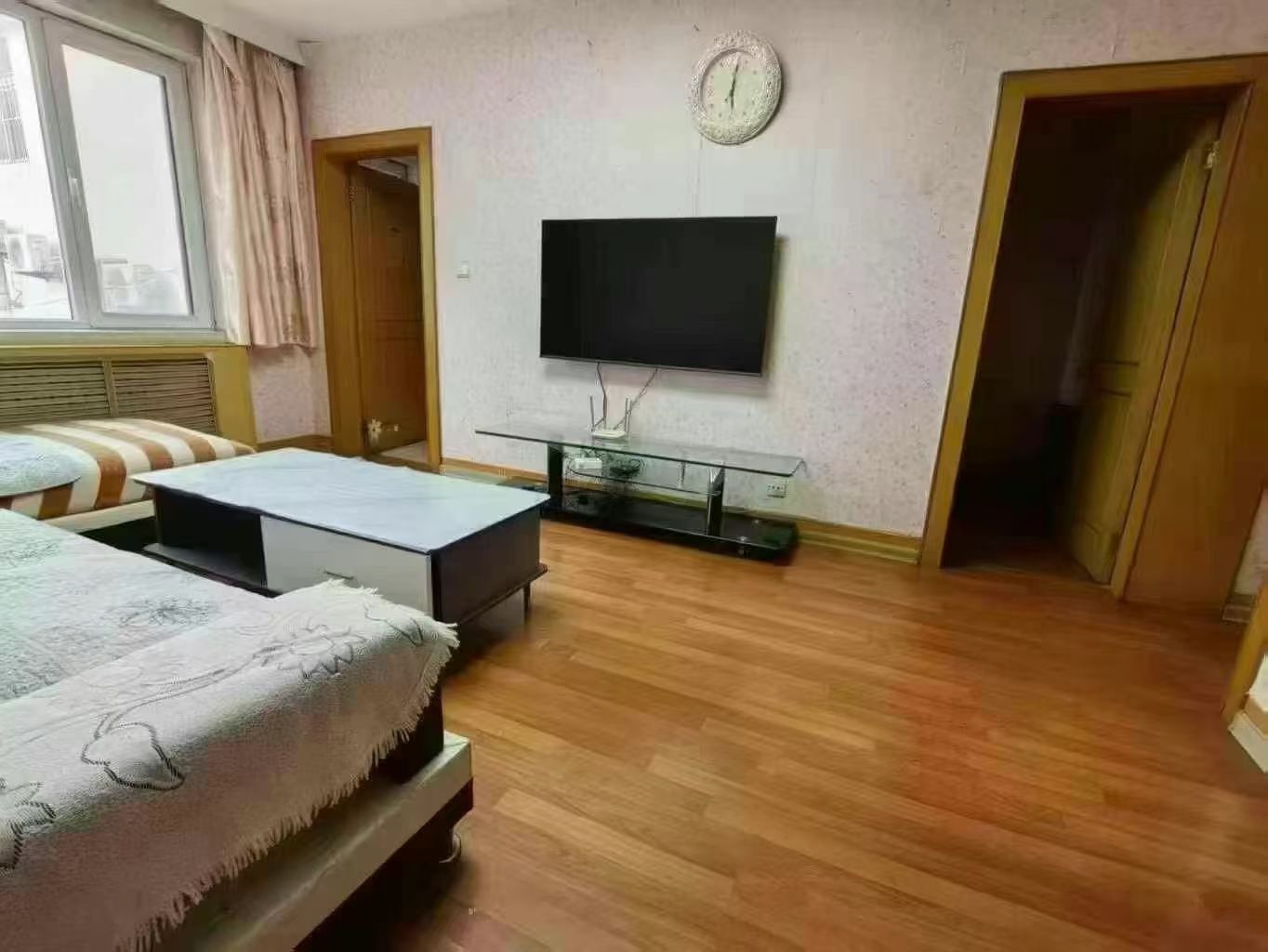 前源小区1楼80平两室。1100元