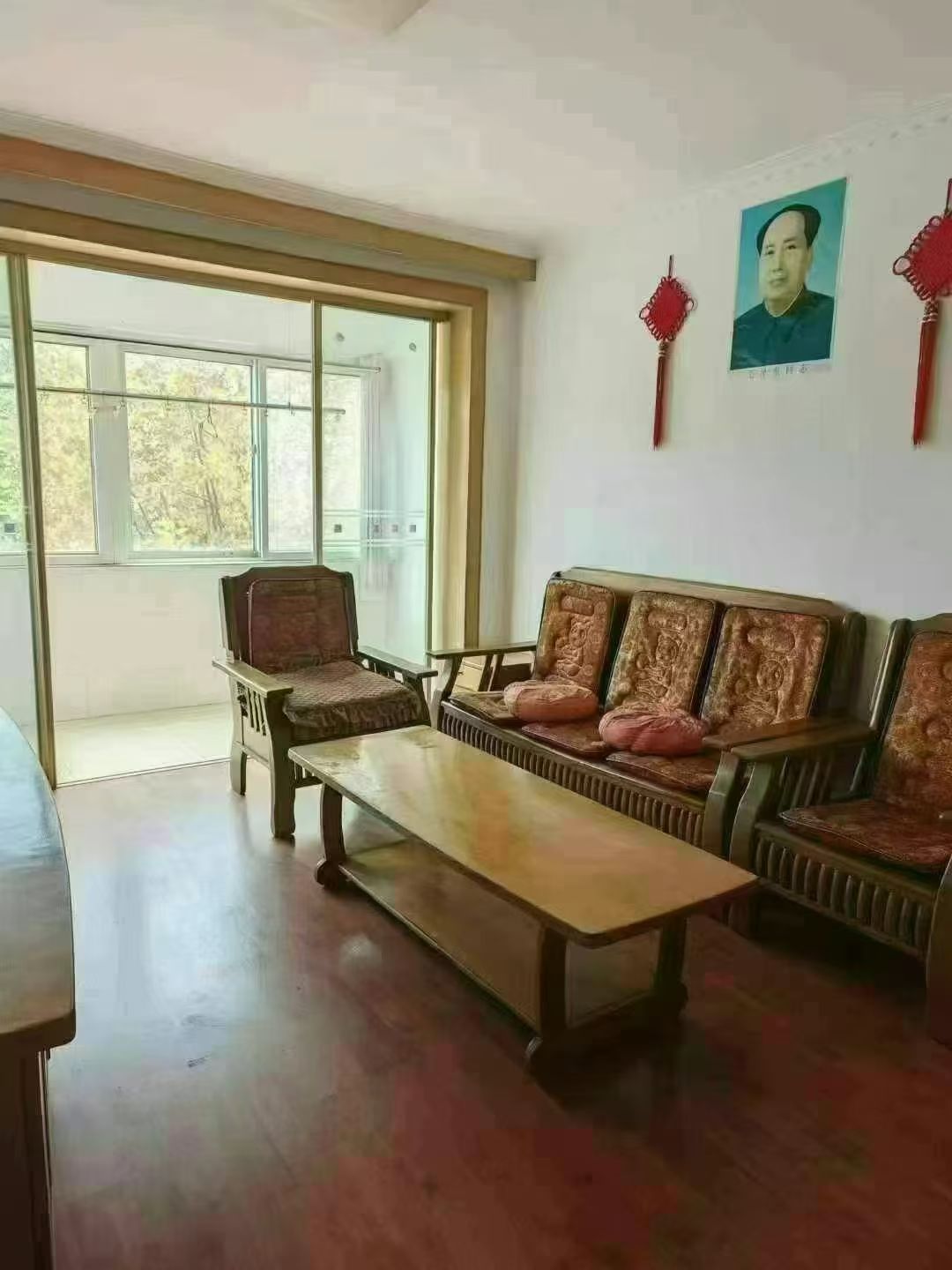 府前学区，东山小区2楼70平三室，小公园旁边39.8万
