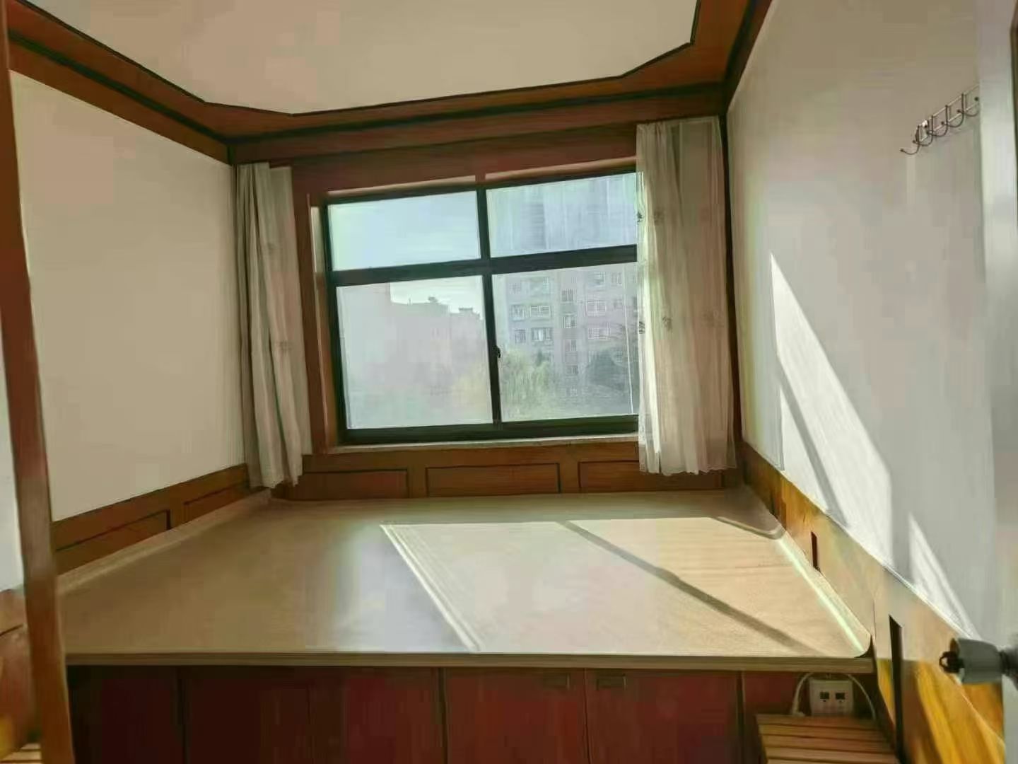 府前学区，东山小区2楼70平三室，小公园旁边39.8万
