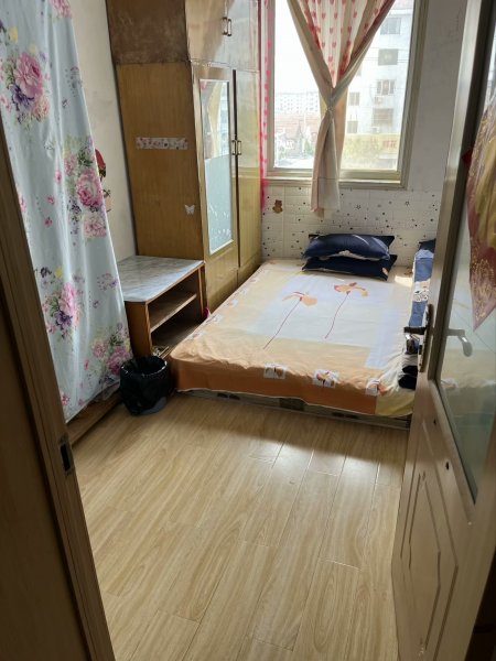 便宜出售东山小区二楼可短租