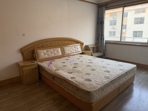 ????????G出租向阳二区四楼，85平三室一厅，家里干净板正，双气，家电家具齐全，年租1000/