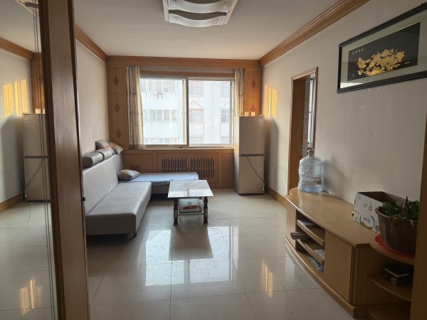 ????????G出租向阳二区四楼，85平三室一厅，家里干净板正，双气，家电家具齐全，年租1000/