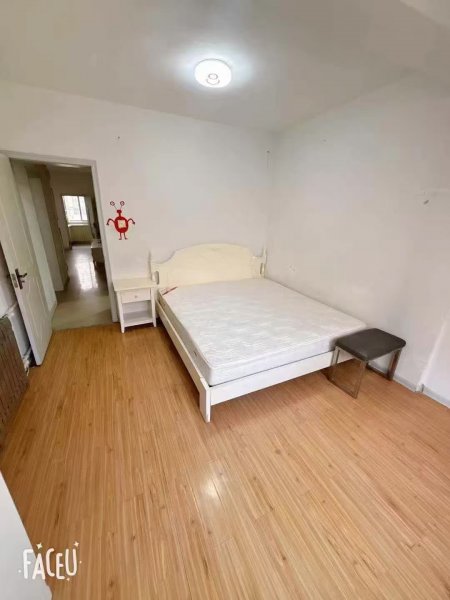 河滨小区1楼72平，精致装修，双气齐全，价格便宜。