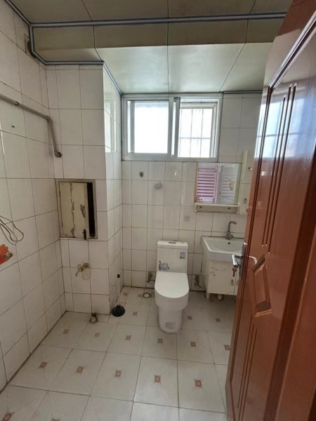 金泰小区一楼77.8平三室，全明户型，双气，紧邻体育公园和菜市场