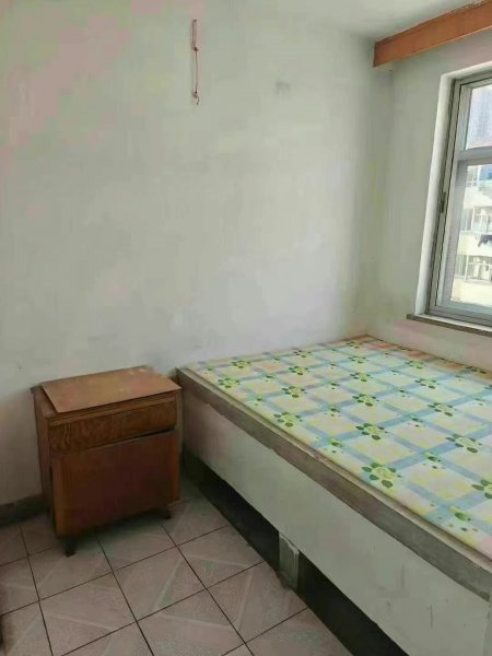 城东一区 4楼，77平，29万，三室‏
