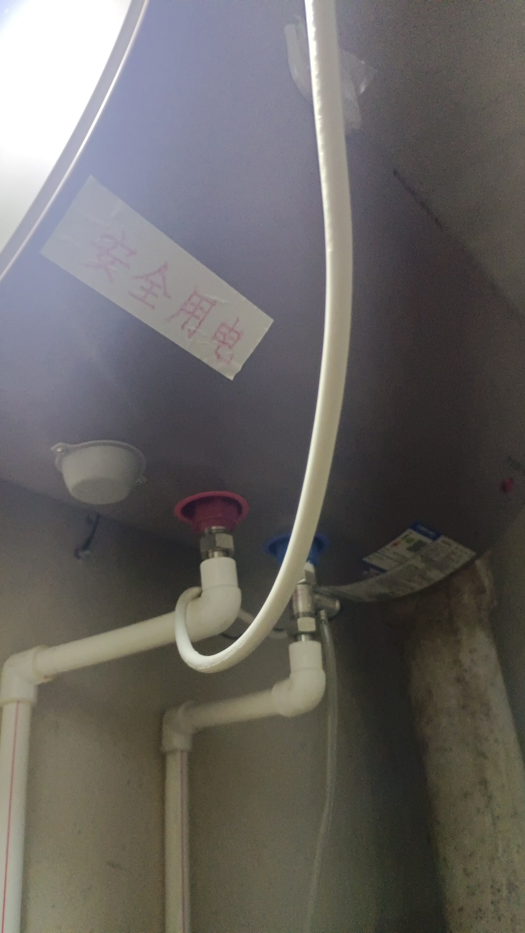 三个月起租，中行总行南面安康巷房租出租，招男单身舍友一位，