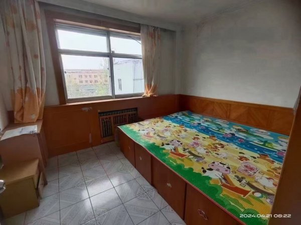 黄山小区四楼出租，两室，家具家电齐全，700一个月年租年付