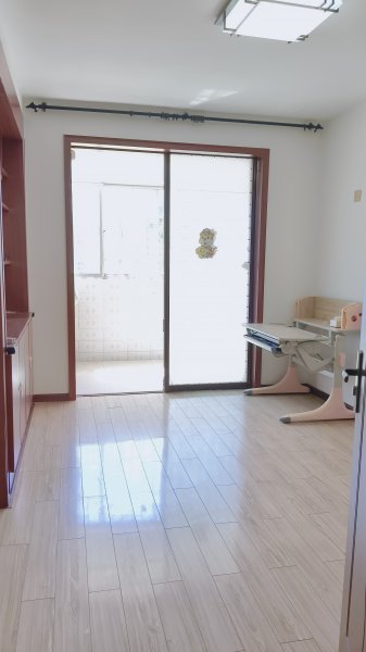 ​​文苑小区1楼，130.13平，69.8万 半框架三室两厅，精装双气齐全