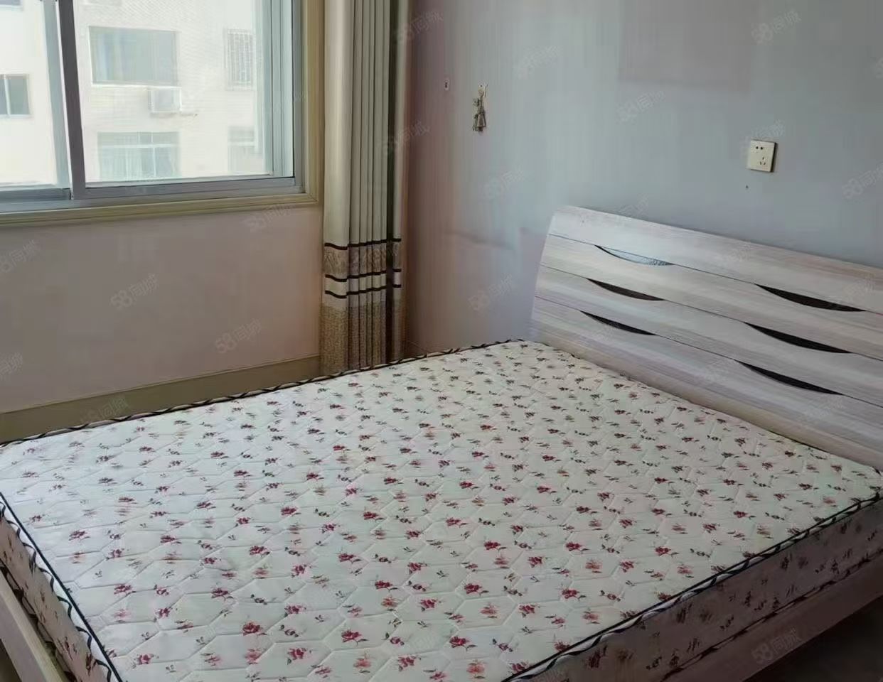 城东一区3楼107平三室地暖1300