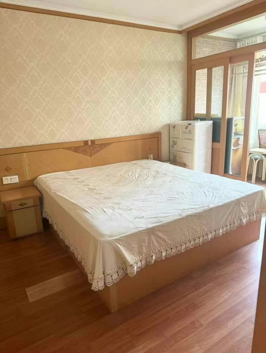 胜利花园2楼90平家具家电齐全1400元