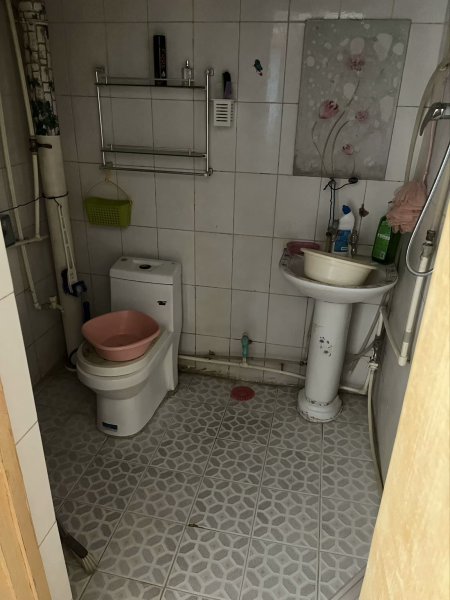 出租华冠小区三楼
