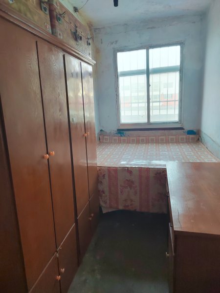 老车站跟前五楼380元出租