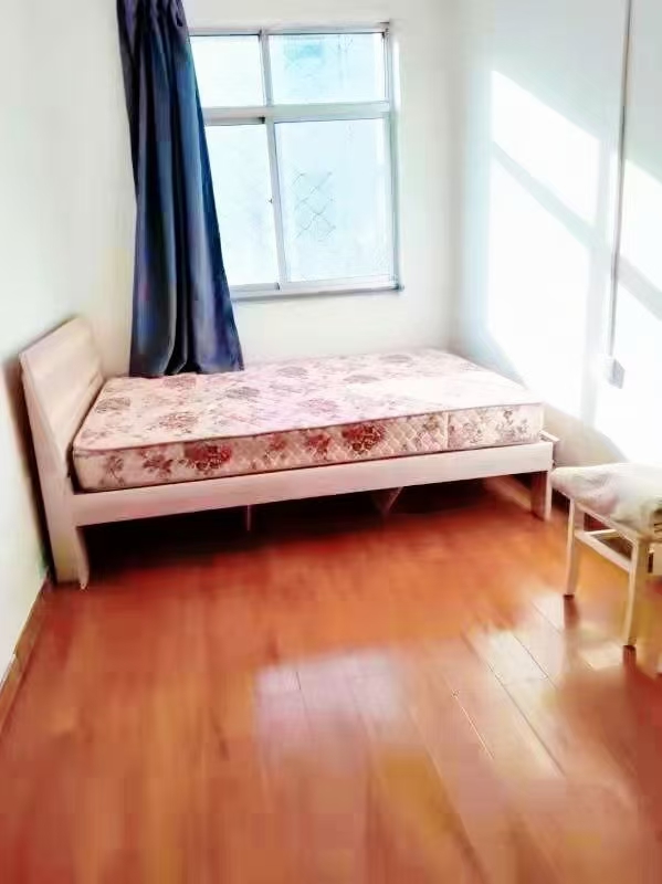 一中跟前贴地二楼700出租