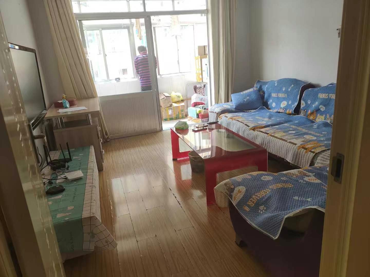 出租。黄山小区精装带草棚1楼