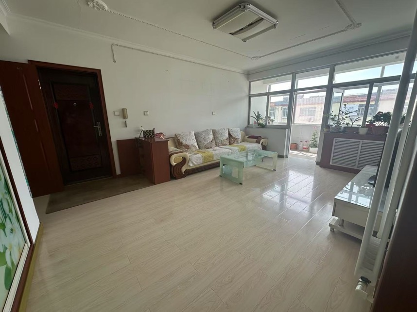 府前学区！城东一区5楼 98平 南厅格局 标准三室两厅 家里板正 卫生间带窗 31.8