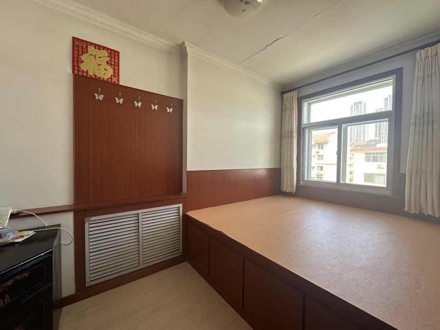 府前学区！城东一区5楼 98平 南厅格局 标准三室两厅 家里板正 卫生间带窗 31.8