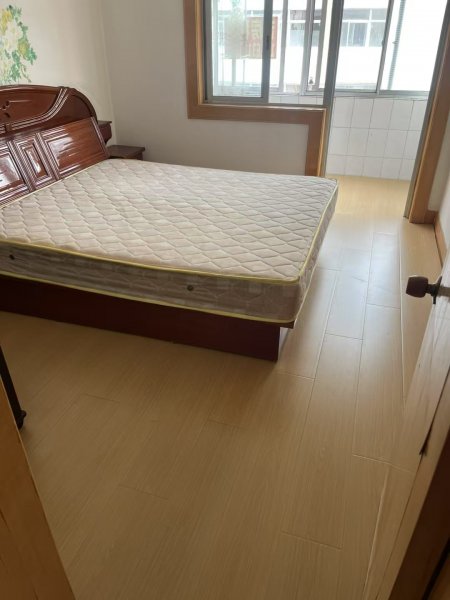 出租 华冠二区三楼 拎包入住 月租700
