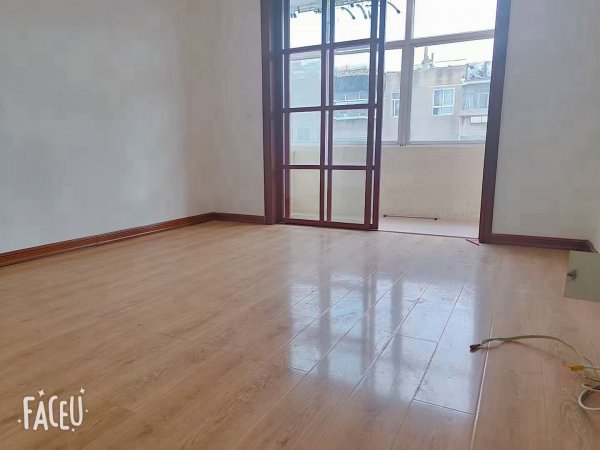 黄山路学校附近贴地3楼，81平 37.8万 精装三室 ，地暖天然气