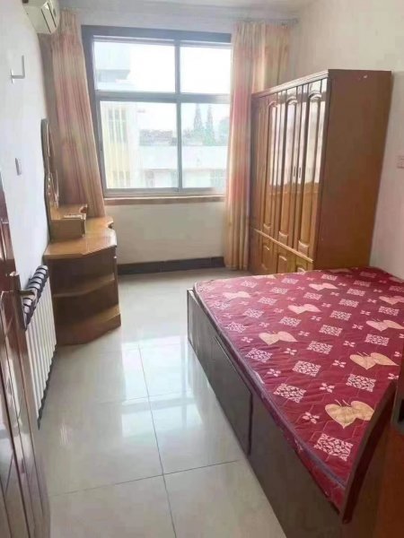 府前学区房：馨园小区贴地4楼顶三楼(共五层)65平，双气，拎包入住