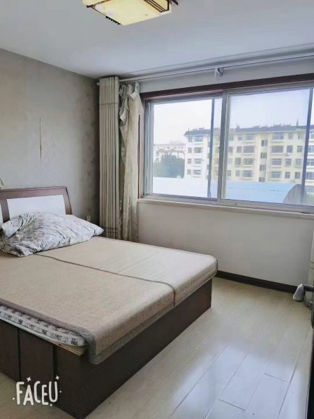 金泰小区出租出售 三楼边户，精装短住，118平三室朝阳，仅售45.8万，年租每月1000