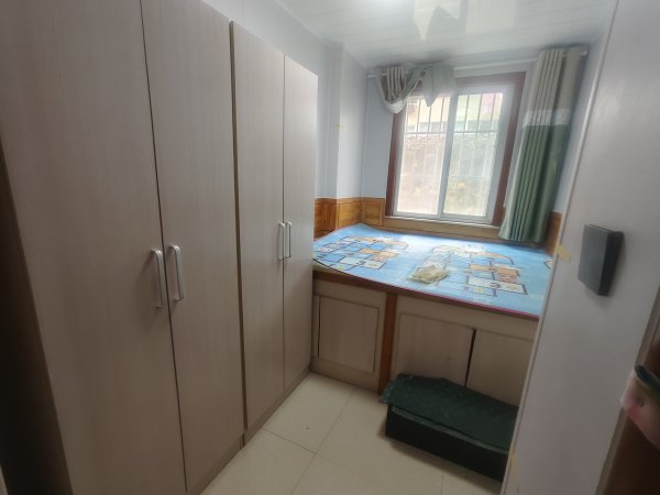 艺校后贴地一楼