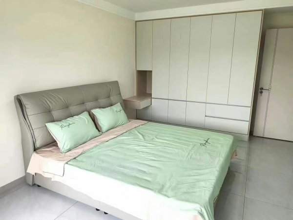 金苹果小区3楼114.5平，精装3室朝阳两厅一卫，地暖平开内倒窗全屋定制，54.8万