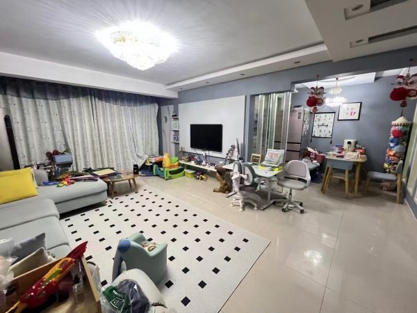 香格里拉一区2楼102平，框架精装短住，3室2卫。