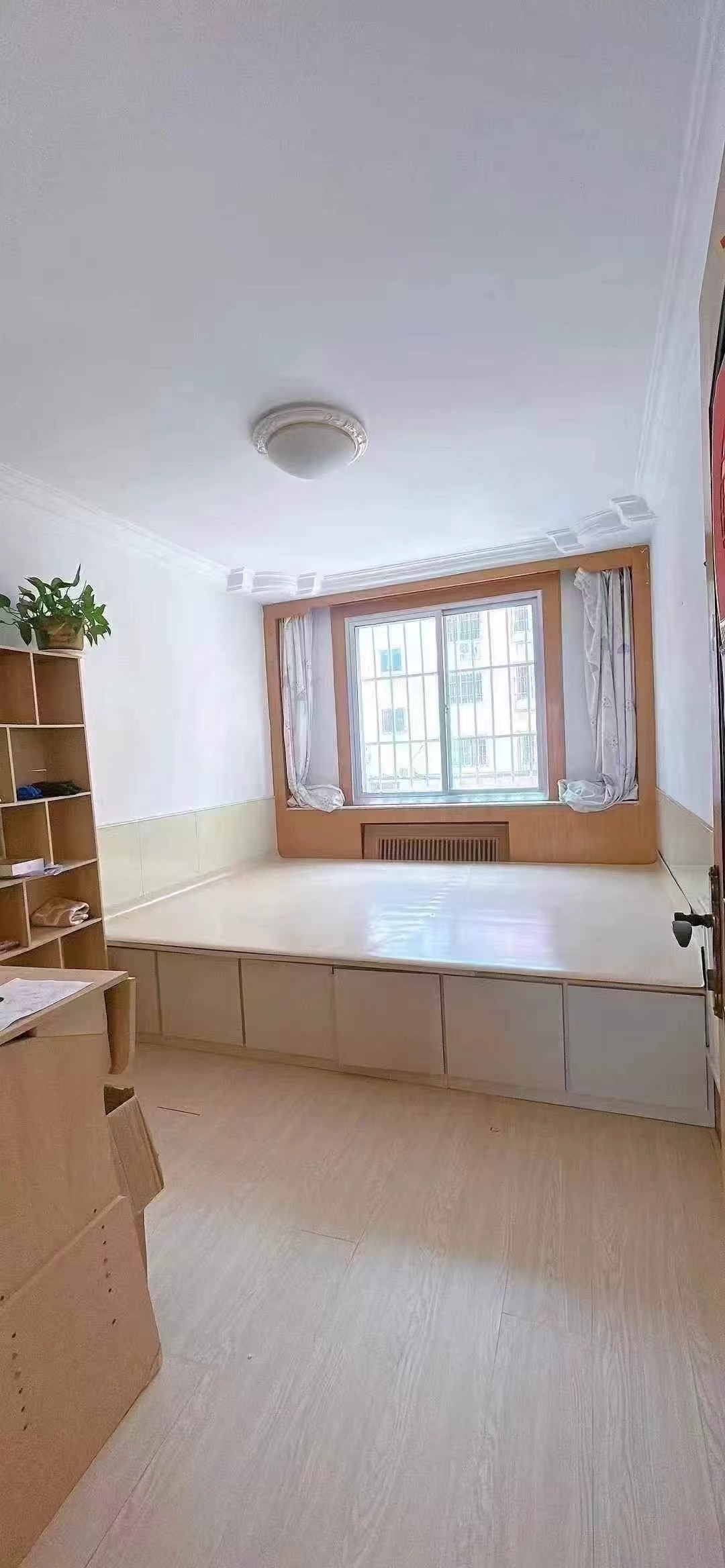 怡园小区1楼100平，3个朝阳间，二厅，卫生间有窗干湿分离，家电家具齐全