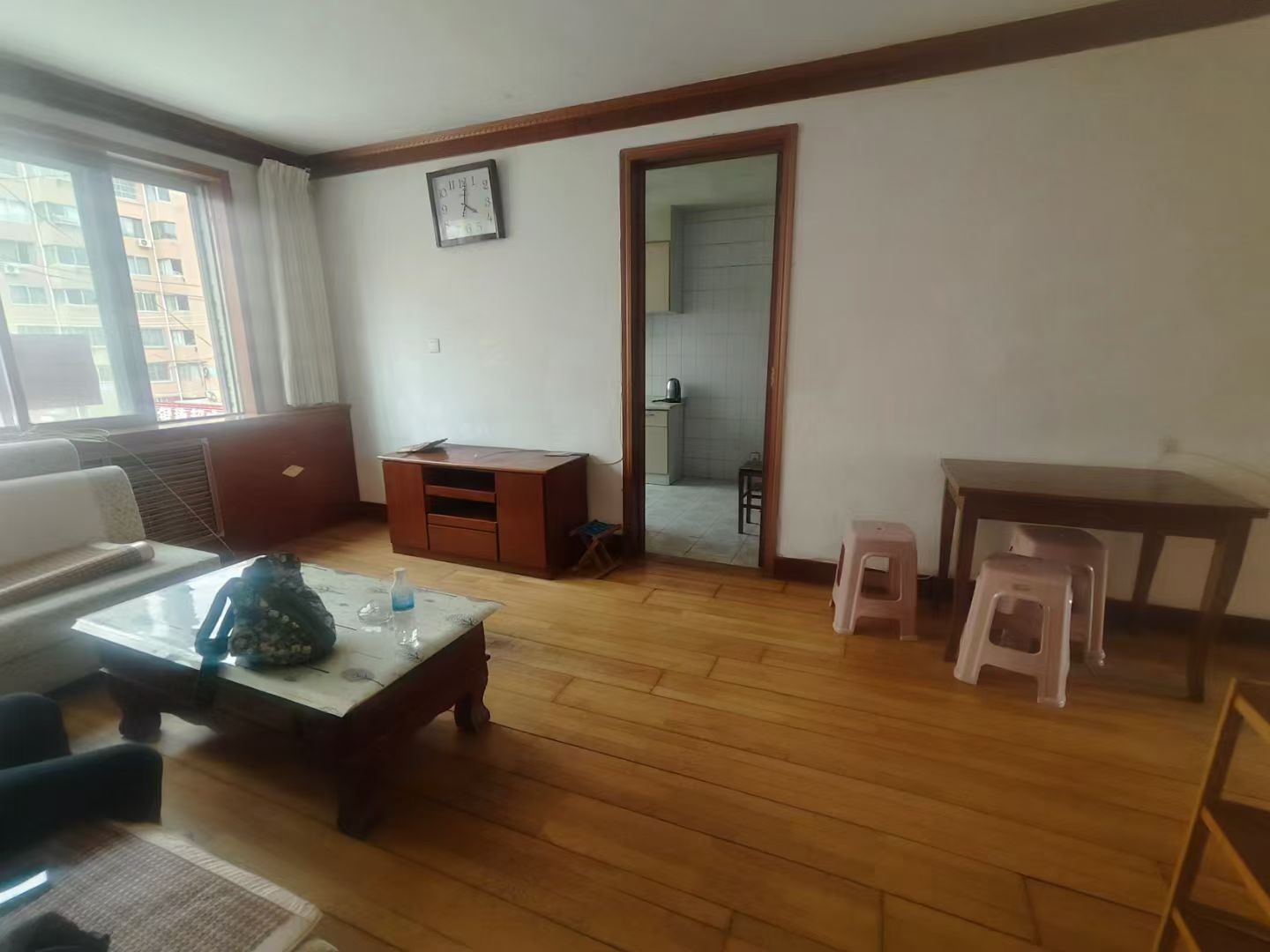 向阳二区2楼三室家具家电齐全900元