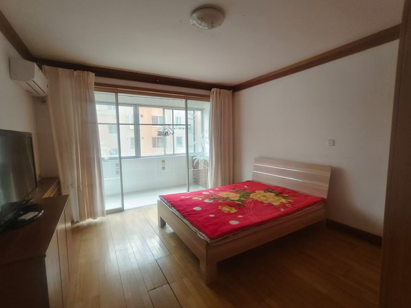 向阳二区2楼三室家具家电齐全900元
