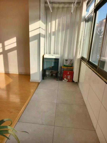 幸福小区2楼87平 ，两室两厅一衣帽间，19年新装修地暖，洗手间有窗，诚售36.8万