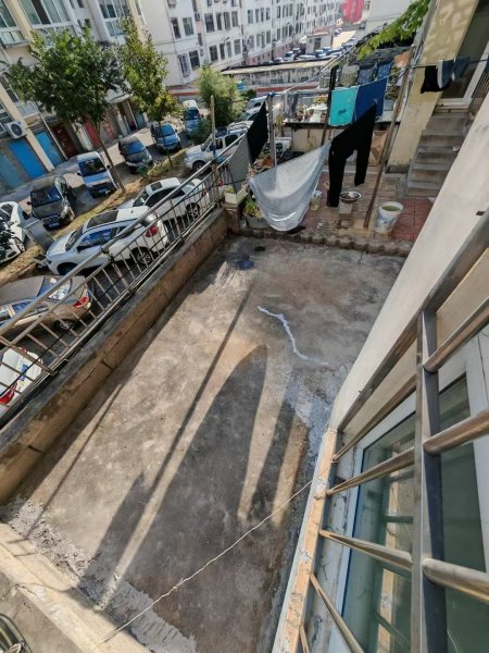 体育公园对面隆景苑小区1楼86平，框架双气，带平台。