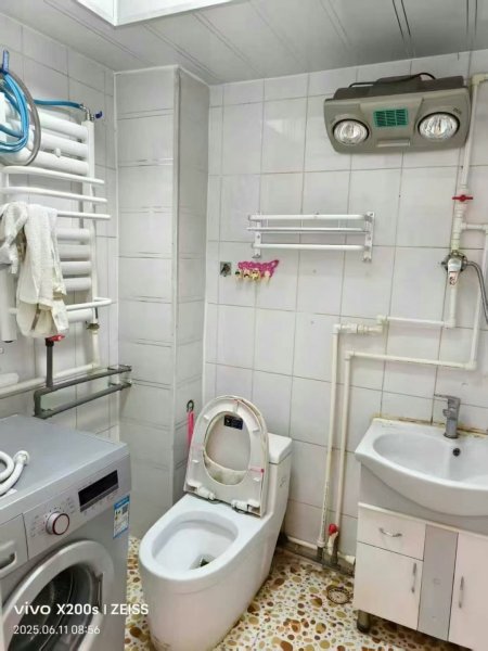 特价华冠一区5楼非顶楼63平，精装双气，价格便宜。