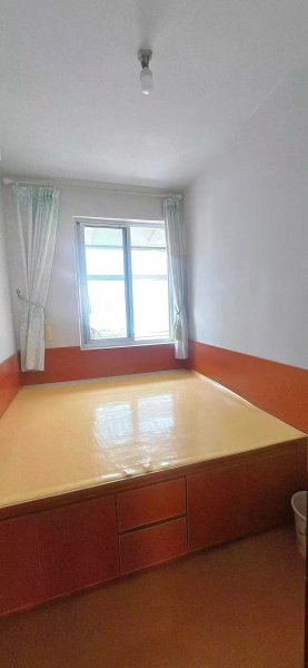 海峰街贴地二楼60平，2室，家具齐全，拎包入住，售价:19.8万小议