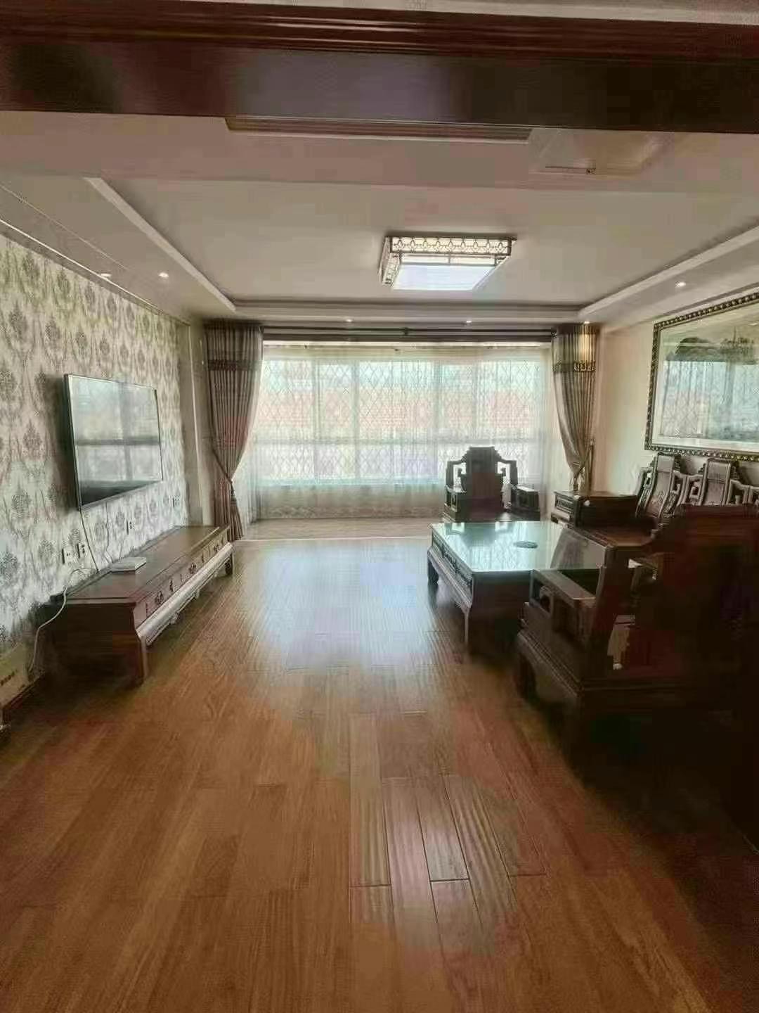 富兴苑小区，电梯七楼139平南厅，三室两厅两卫，豪华装修