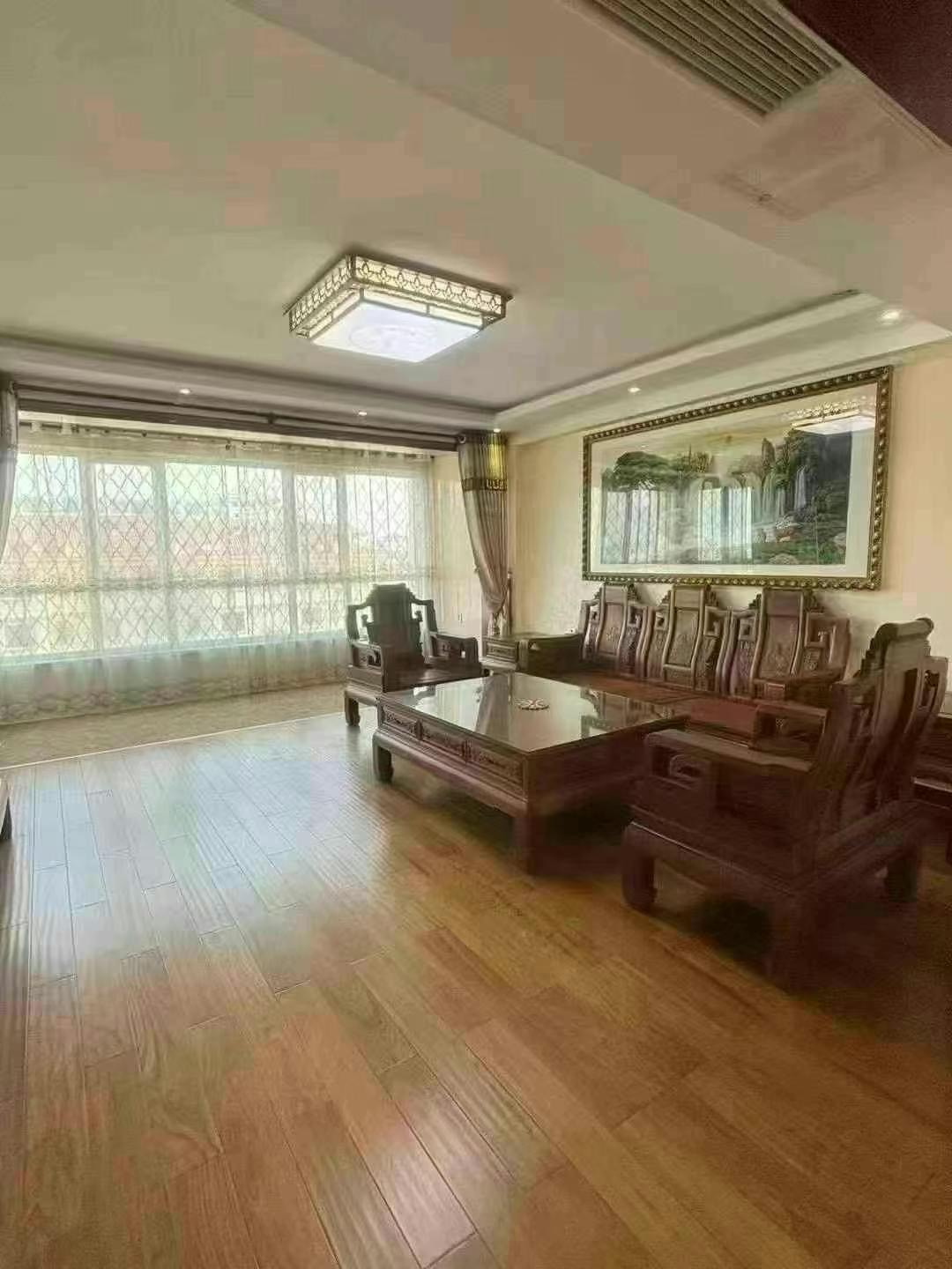 富兴苑小区，电梯七楼139平南厅，三室两厅两卫，豪华装修