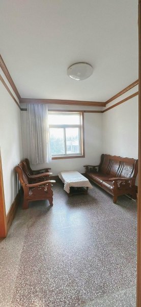 政府二区（东苑小区）3楼 76平， 三室一厅