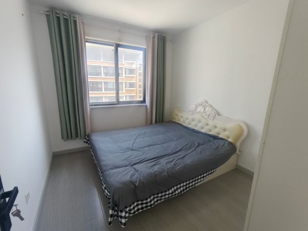黄金花园四楼，96平两室，地暖精装未住，家电家具齐全，年租1200/月