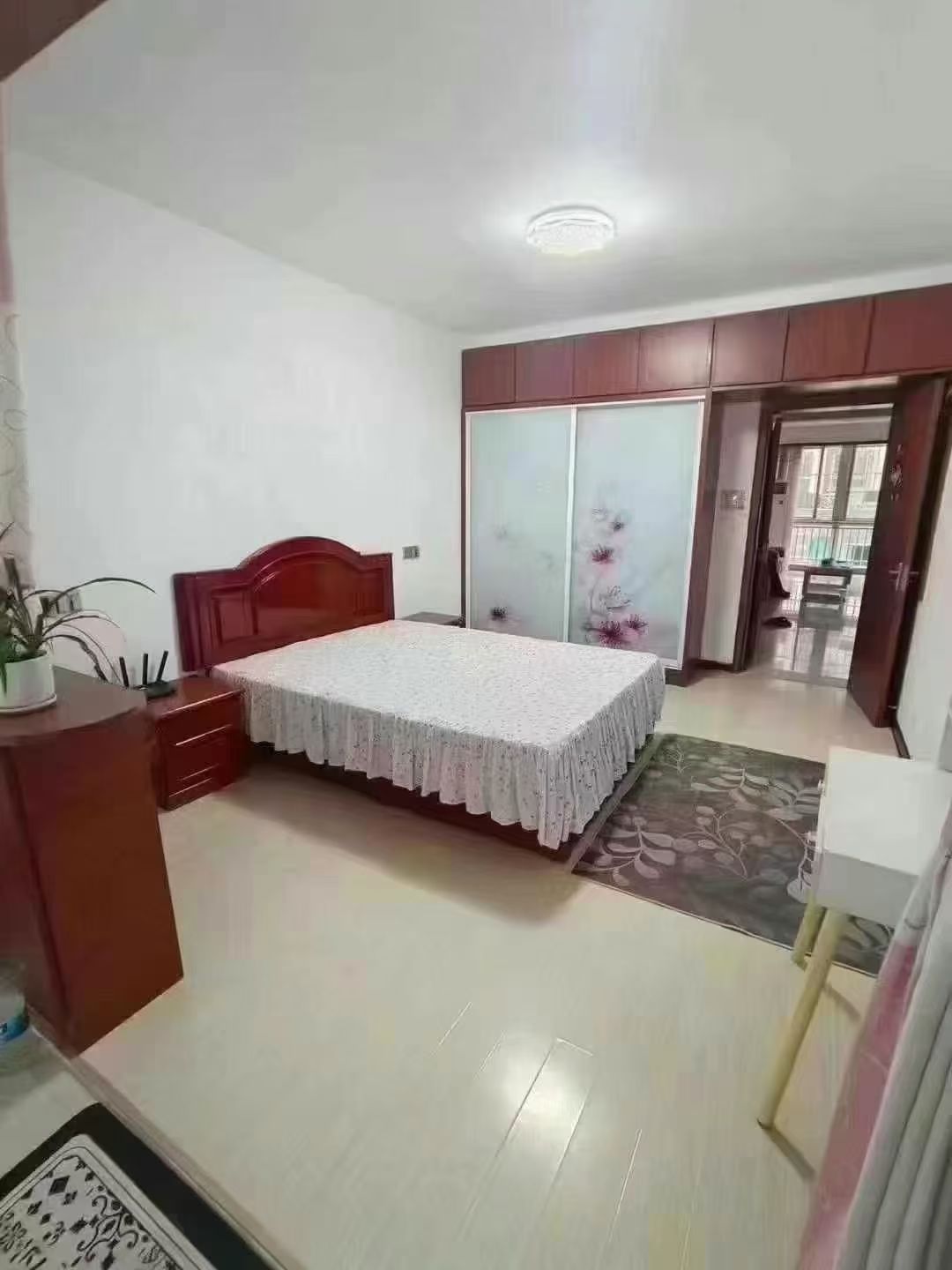 隆景园小区，框架1楼，96㎡，2室2厅一个月1300元